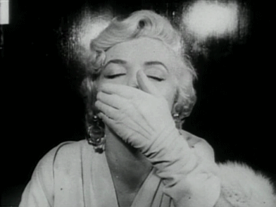 Marilyn besando 